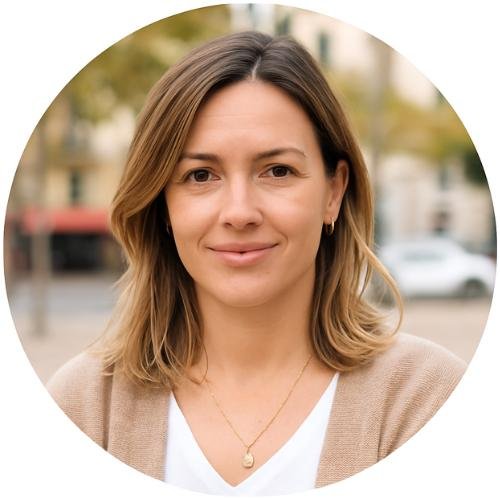 Mujer sonriendo con pelo rubia
